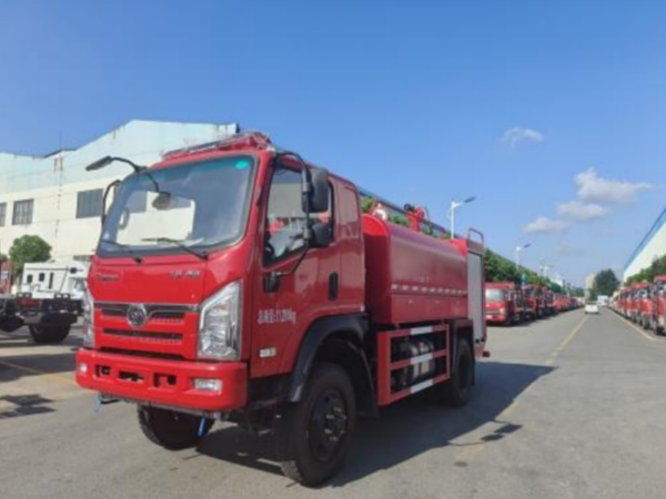 三環(huán)單排四驅灑水車